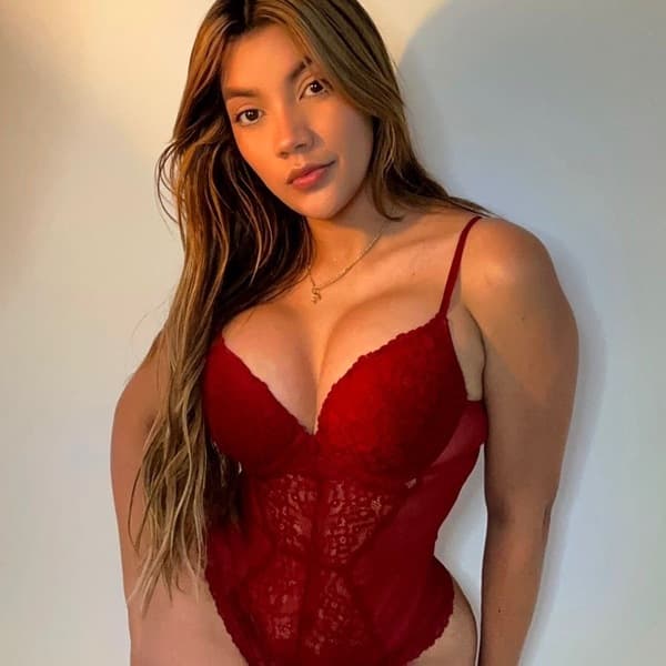 2 hot Latinas